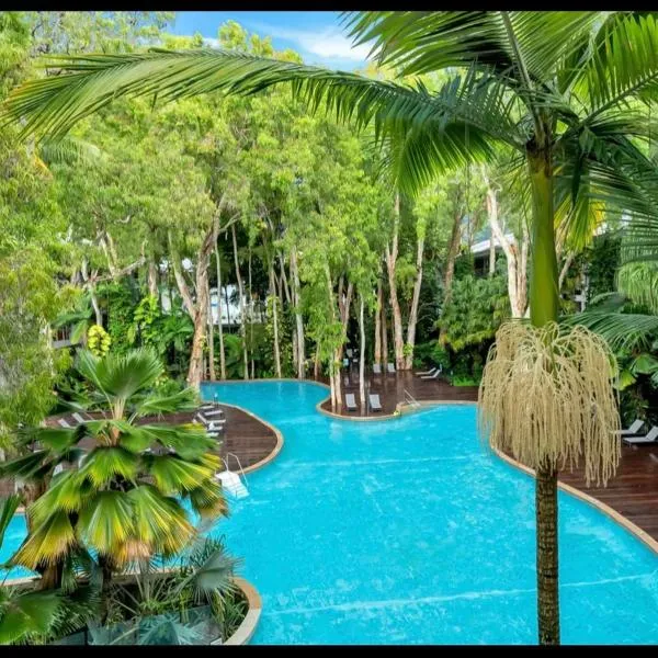 Luxury 2 Bed Palm Cove Unit, Pool & Partial Ocean View from 2nd Floor, hotel in Palm Cove