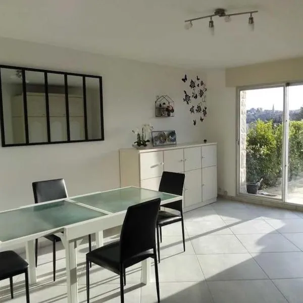 Appartement a 2 pas de la plage, hotel in Erquy