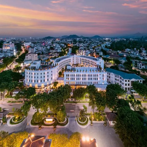 Silk Path Grand Hue Hotel, hótel í Thôn Trung