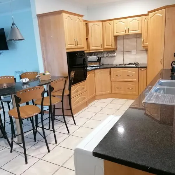 Travellers Treat - 8 Sleeper House minutes from the beach!, hotel in Agulhas