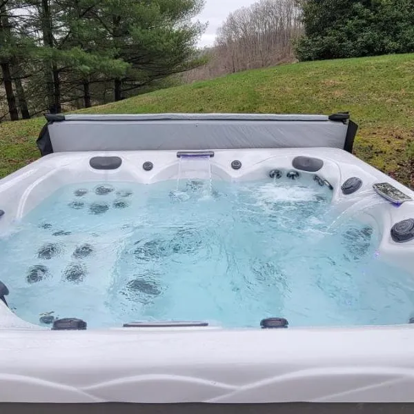 Best Hocking Hills Cabin with Hot tub sleeps 8 Red Brick Ranch, hotel in Logan