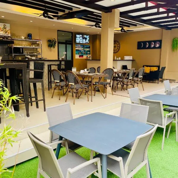 小月亮公寓酒店，巴東海灘的飯店