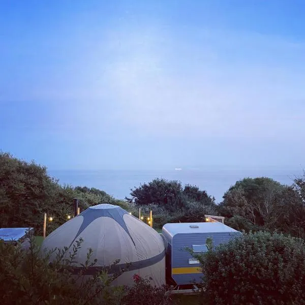 Puckaster Cove Garden Yurt, hotel v destinaci Niton