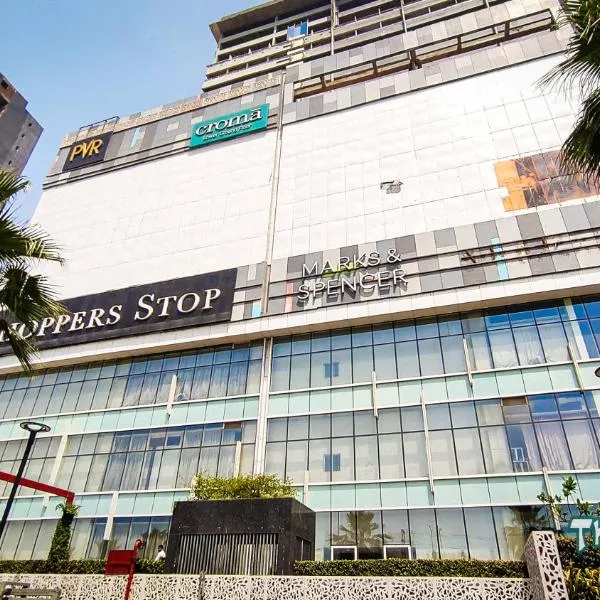 limitlesstrip Super Luxury Apartment at Gaur Mall near to EXPO Centre #CPHI & #PMEC India 2024 #Expo #Pharma #Pari, hotel v destinaci Ghaziabád