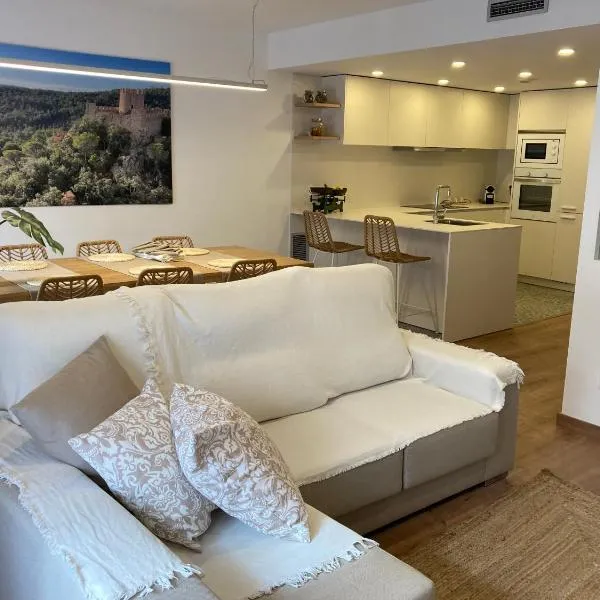 Apartamento céntrico, climatizado y totalmente equipado de 3 habitaciones para 6-7 personas、サンタ・コロマ・デ・ファルネルスのホテル