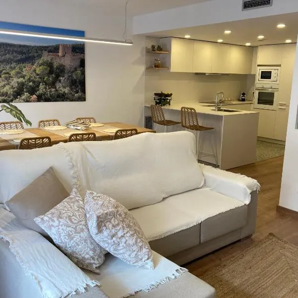 Apartamento céntrico, climatizado y totalmente equipado de 3 habitaciones para 6-7 personas, hotel a Santa Coloma de Farners