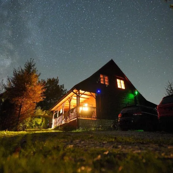 Urocza chata z sauną w bieszczadzkim Parku Krajobrazowym, hotel em Bystre