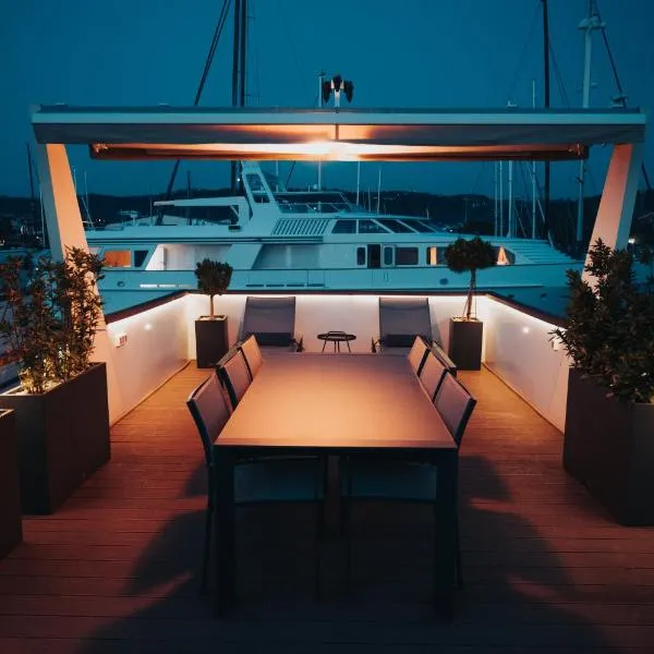 Marinavita - a floating house、ポルトロスのホテル