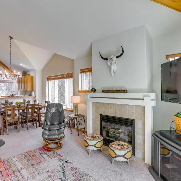 Idyllic Redmond Townhome with Furnished Deck!, hotel in Redmond