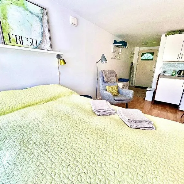 Cosy apartment with private terrace, hotel v destinaci Vallensbæk