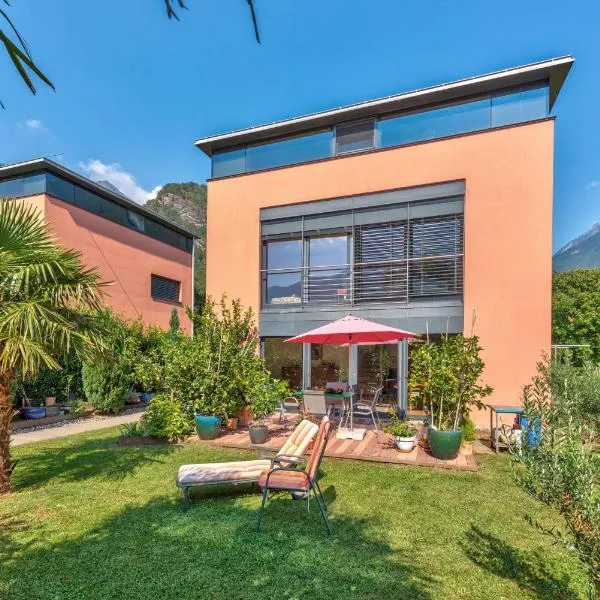 Casa Oliver, tra la Calanca e i castelli di Bellinzona, hotel in Grono