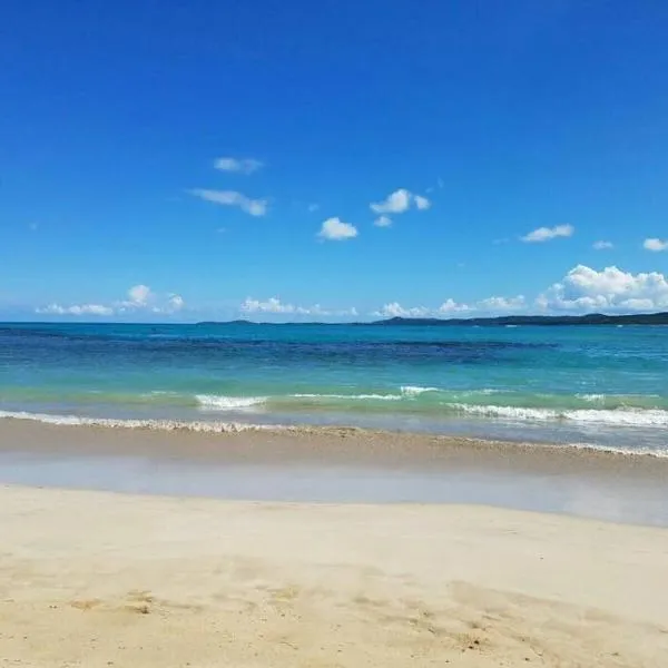1st floor, A/C Everywhere, Balcony with Beach View in Luquillo, hotel v destinaci Luquillo