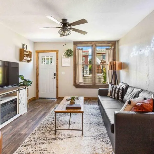 Stylish Uptown Butte Condo - 632, hotel in Butte