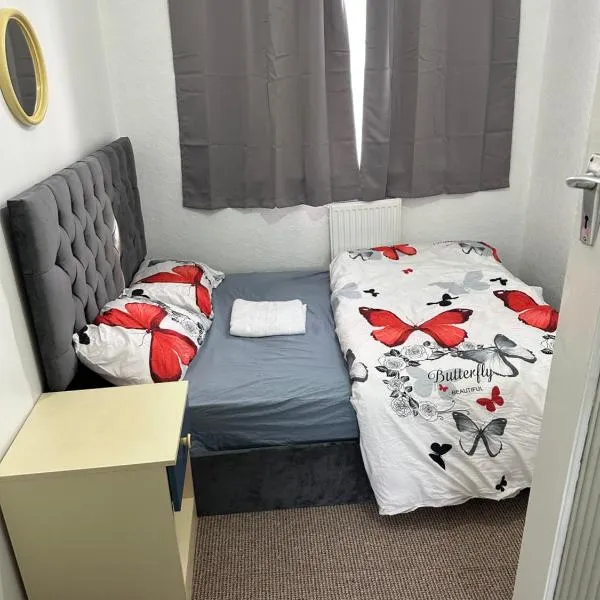 Tomla Inn-3 Beds House - 6 people sleeps-Greenwich Holiday Short Let, hotel v destinaci Plumstead