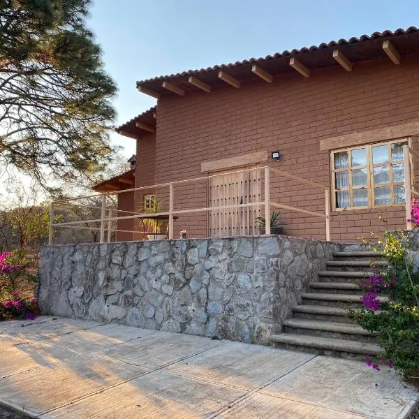 Cabaña La Bombilla en Tapalpa、タパルパのホテル