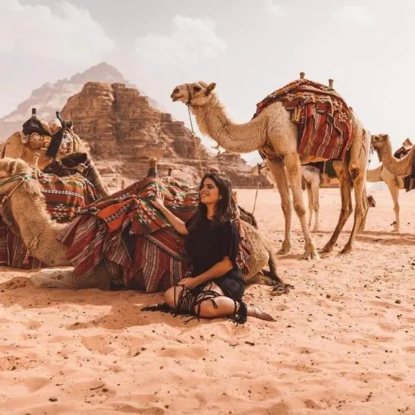 Bedouin desert life camp& Jeep tours，Al Quwayrah的飯店