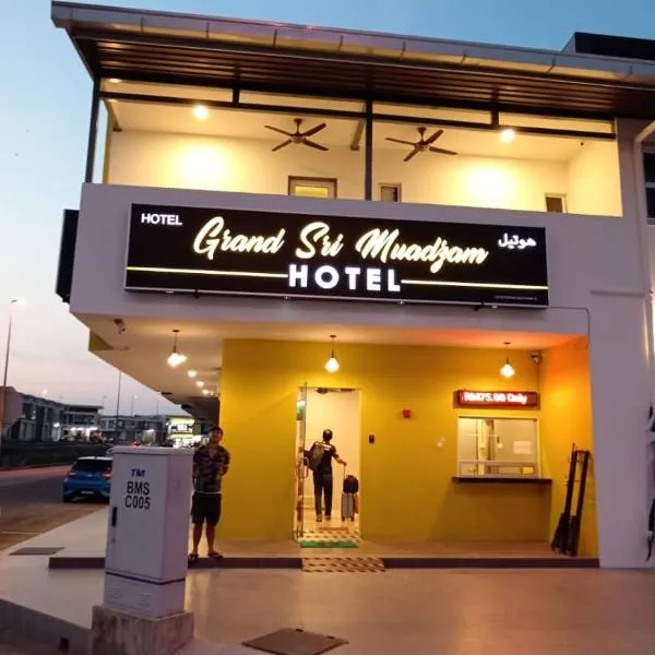 GRAND SRI MUADZAM HOTEL, hotel v destinaci Kampong Aur