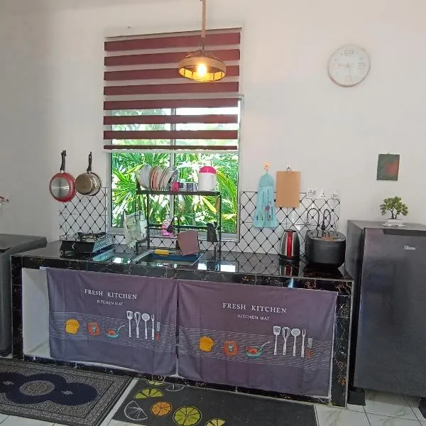 Haji Ineng Homestay- Guest House, hotel v destinácii Kota Samarahan