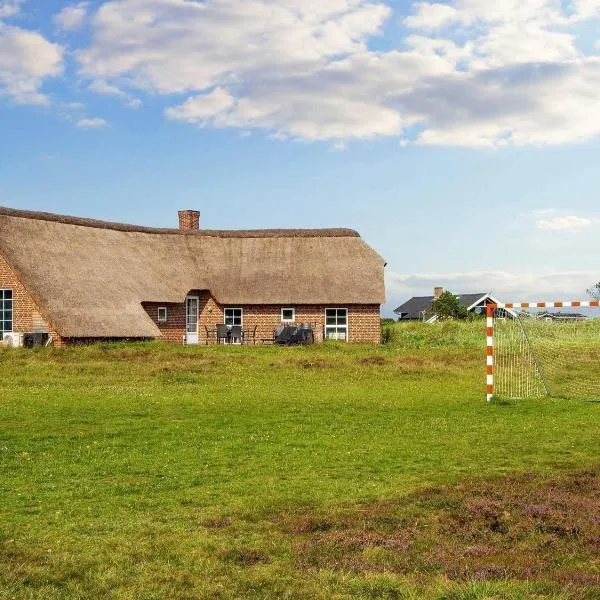 12 person holiday home in Ringkøbing-By Traum, hotel v destinaci Sondervig