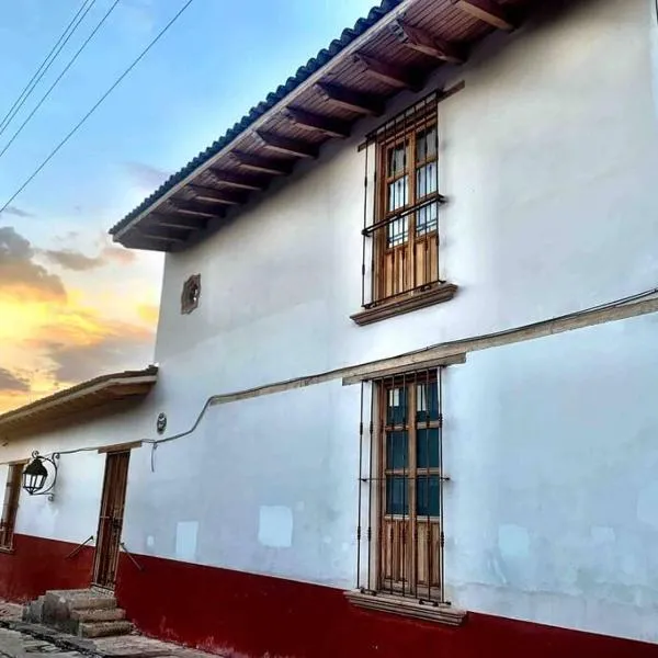 Gorgeous Downtown Chalet with 2 Bedrooms, hotel din Pátzcuaro