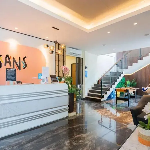 Sans Hotel Box Mansion Surabaya by RedDoorz, hotel em Wonokitri 2
