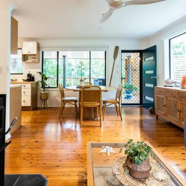 Woodlands Seaside - An Avoca Beach Retreat with Separate Studio, hotel di Avoca Beach