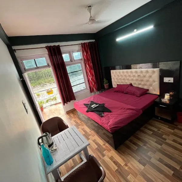 Shanti Cafe & Hostels, hotel v destinaci Kasol
