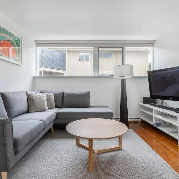 Bright and Modern Space with a Balcony and Parking，位于墨尔本的酒店