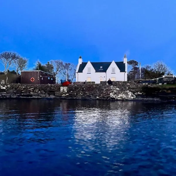 Carnmhor, Isle of Skye - Stunning 242 year old cottage on its own sea shore!、Breakishのホテル