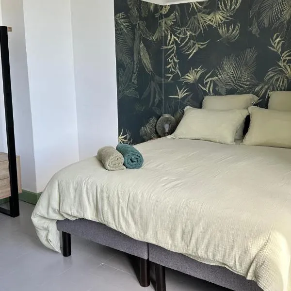 Chambre Tropicale au Domaine de l'Aven, hotel in Villeneuve-Minervois