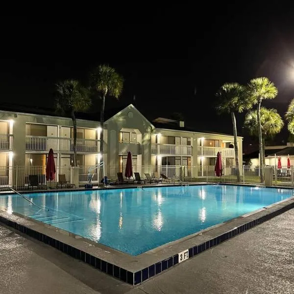 Newly renovated room in cozy hotel near Disney 2, khách sạn ở Kissimmee