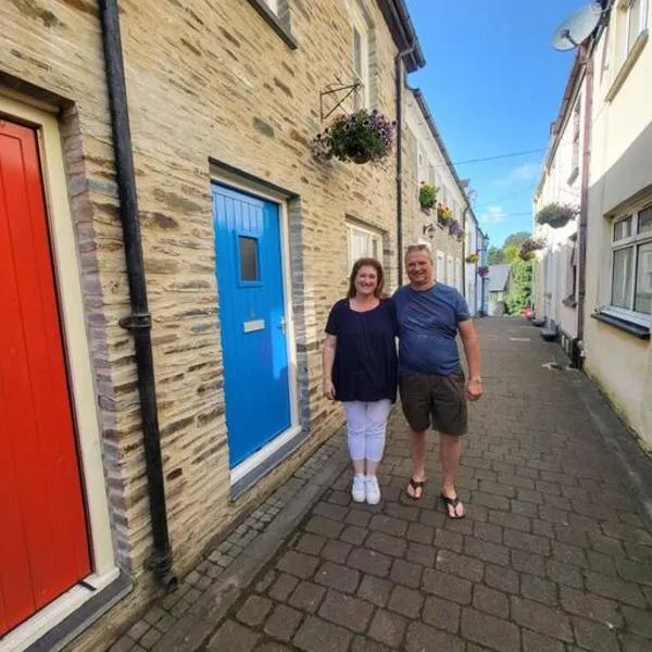 Stunning seaside town cottage, hotel in Boncath