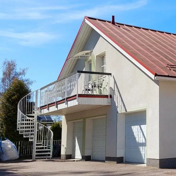 Penthouse with a balcony: Hyvinkää şehrinde bir otel