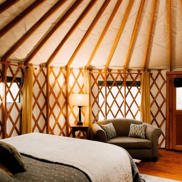 Tuckaseegee @ Sky Ridge Yurts, hotel v destinaci Bryson City