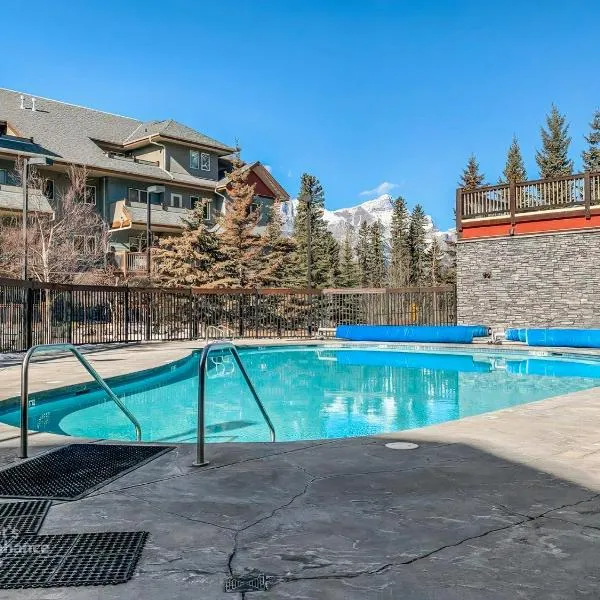 Rocky Mountain Getaway with Outdoor Heated Pool, 3 Hot Tubs, Gym, BBQ, Garage & 24 hour Reception near Banff, hotel en Canmore