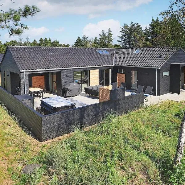 10 person holiday home in Blåvand, hotel i Blåvand