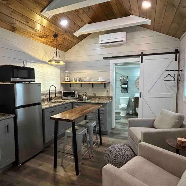 Blissful Nook Tiny Home ~ Cozy Retreat w/ Hot Tub; near Town and Deep Creek, hotel a Bryson City