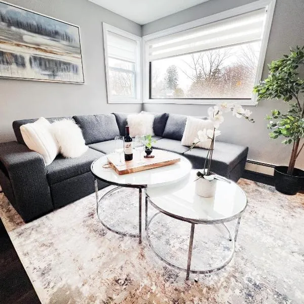 Chic Stay in Wortley – Walk to Downtown & Parks, hotel in London