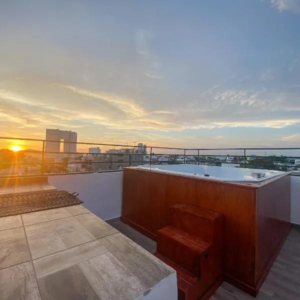 Jacuzzi rooftop vista al mar 5 min malecón, хотел в Масатлан