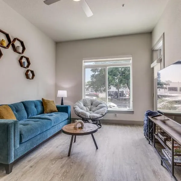Lush Downtown Condo on RiverWalk w King Ste, Free Parking, Pet Friendly, Centrally Located on Riverwalk, hotel in San Antonio