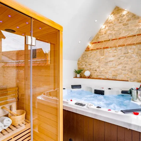 Escapade au Cocon des Plaisirs Secrets Spa &Sauna, hotel in Fains