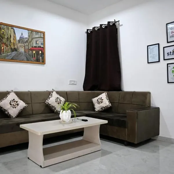 Staeg Mercury 1BHK -103, hotel in Indore