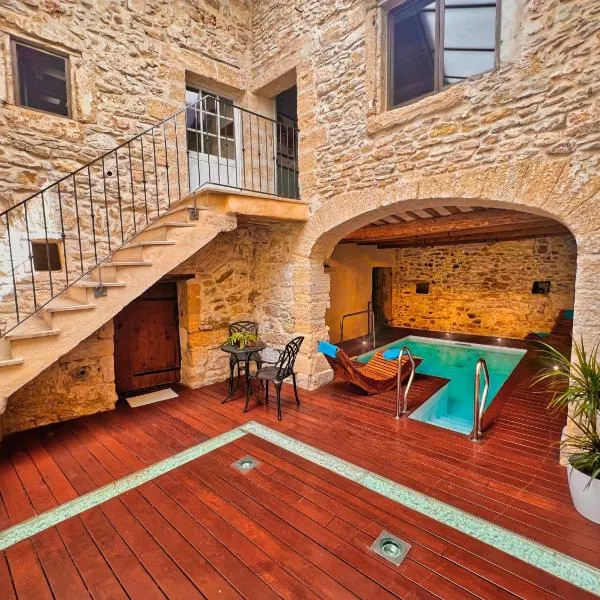 Maison provençale avec Piscine intérieure, spa et hammam à deux pas d'Uzès, hotel v destinácii Saint-Hippolyte-de-Montaigu