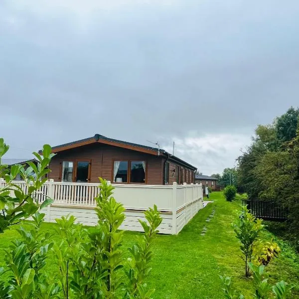 Bella Rose Lodge with Hot Tub, hotel in Hovingham