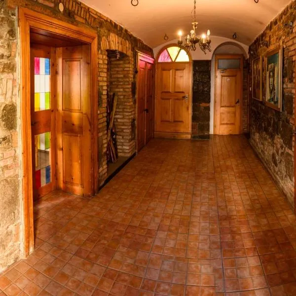 LAAS ART GALLERY, hotel v destinaci Stari Trg pri Ložu