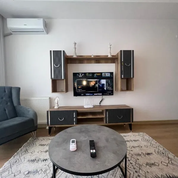 New Furnished Flat Central Location Free WIFI AC, hotel in Esenyurt