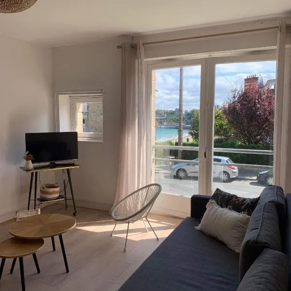Appartement 40m2 vue sur mer accès direct plage et parking privé, hôtel à Dinard