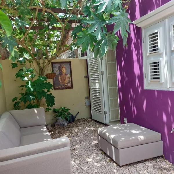 Purple house in colorful city centre, hotel v mestu Willemstad
