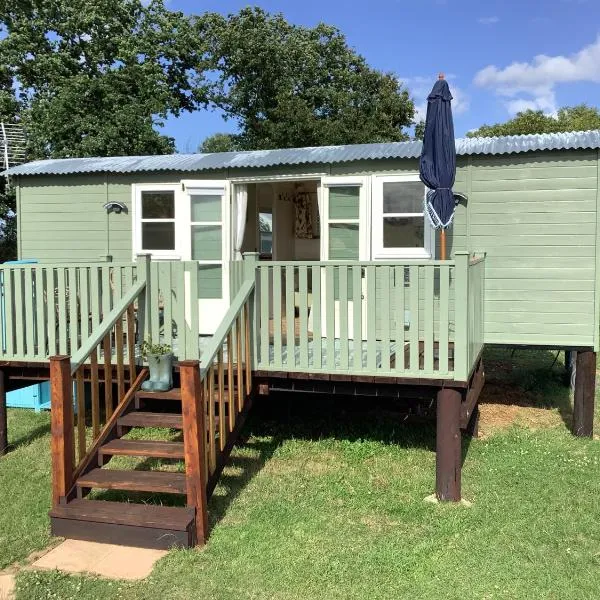 Muffins Meadow Shepherds Hut, hotel a Tillingham