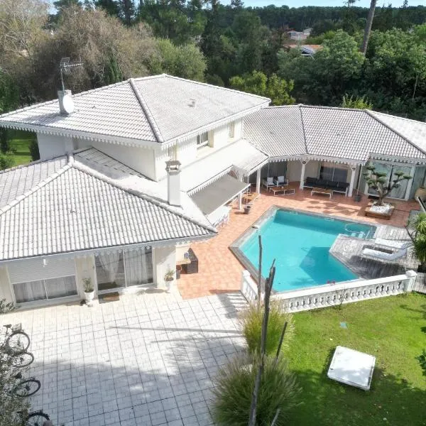 Chambres d'Hôtes Villa La Louisiane, hotell sihtkohas Arès